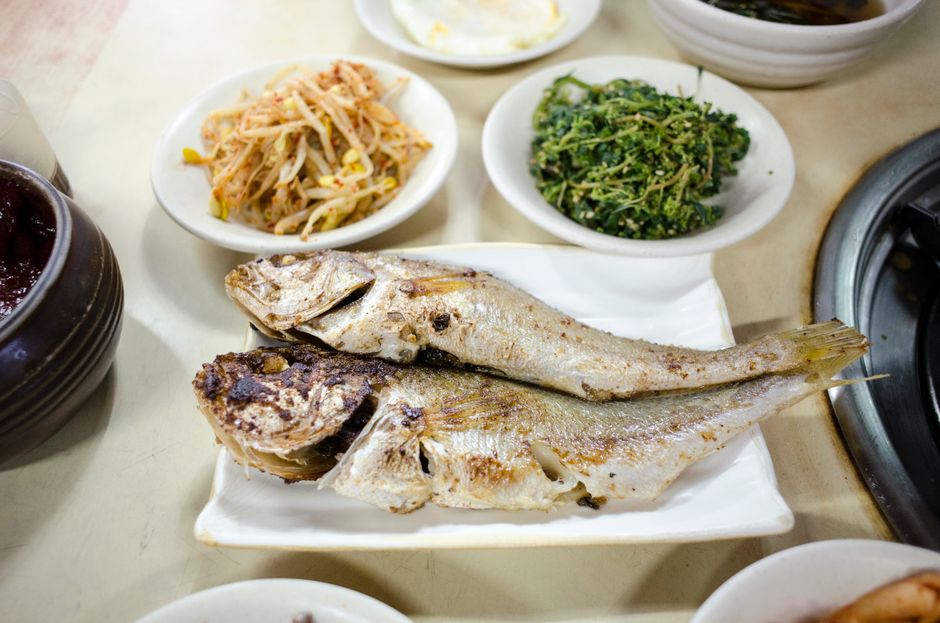 한정식의 4대 기본 구성 요소: 전채, 주식, 부식, 후식의 체계