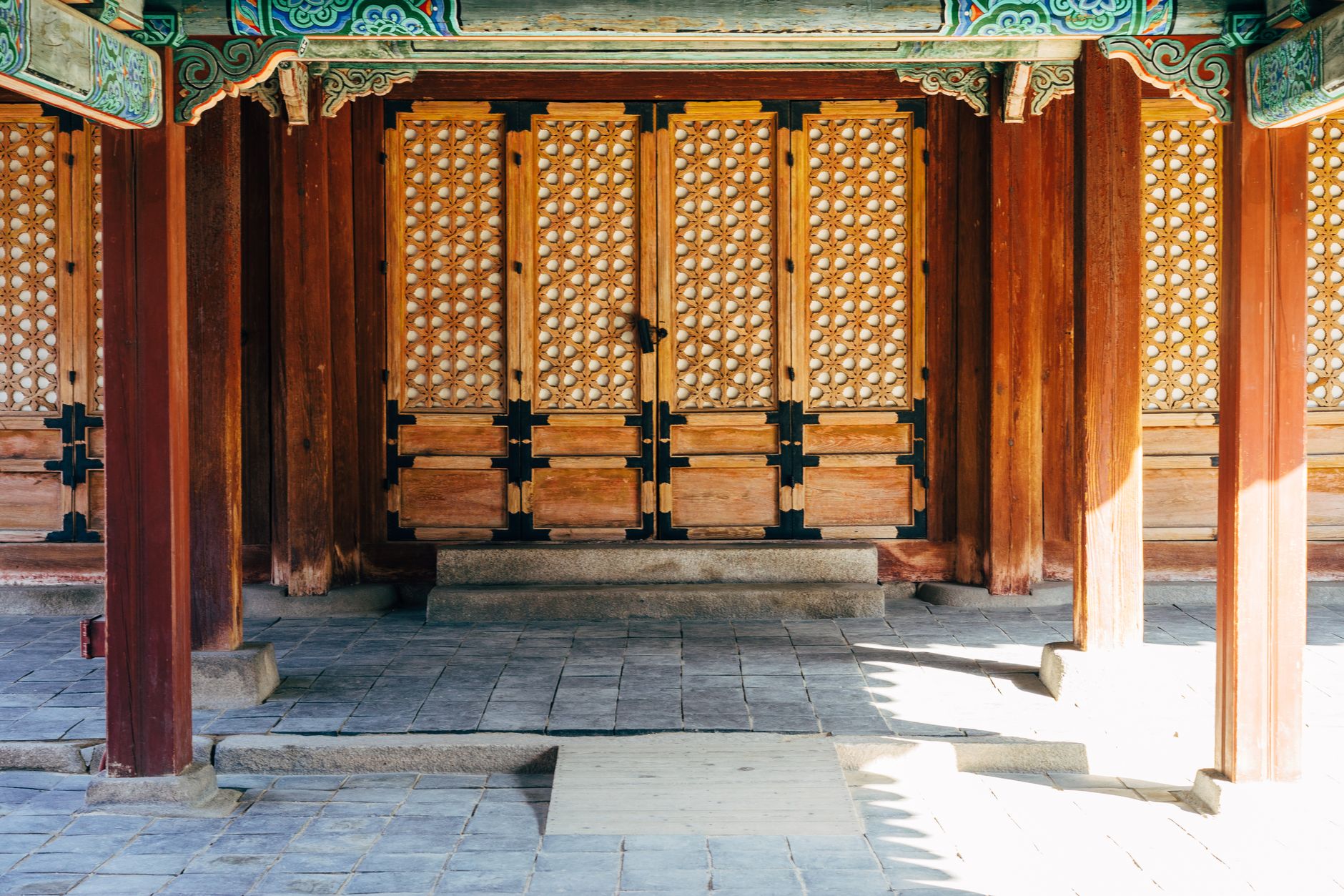 한정식의 정의와 역사적 배경: 궁중 음식에서 현대 한정식으로의 변천