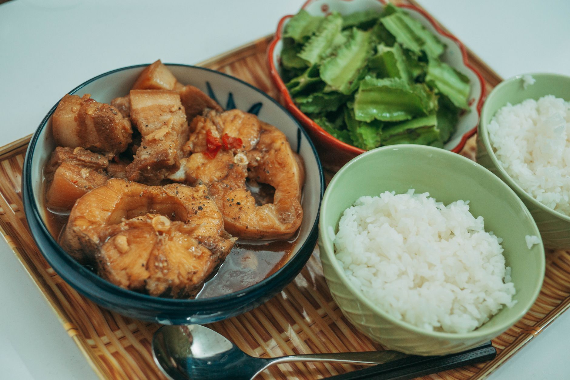 든든한 마무리: 곡물 위주 주식과 찌개·반찬의 밥상 구성